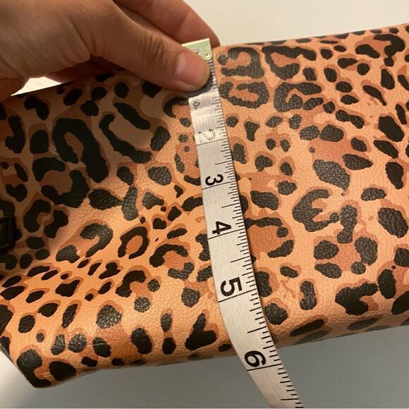 Steve Madden cheetah print make-up travel bag 6x9x6.5 - Picture 7 of 10